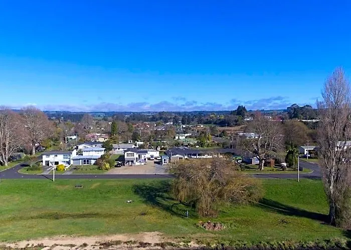 Waiteti Lakefront Hotel 4*