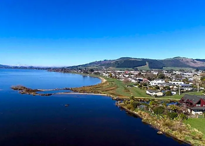 Hotel Waiteti Lakefront