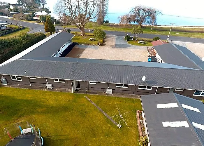 Waiteti Lakefront Hotel