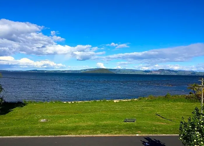Waiteti Lakefront Hotel 4*